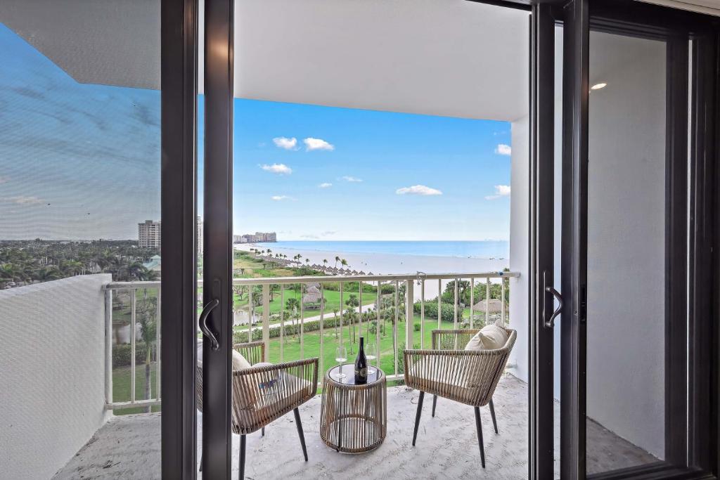 Beachfront condo with views of beach and spacious pool, Marco Island