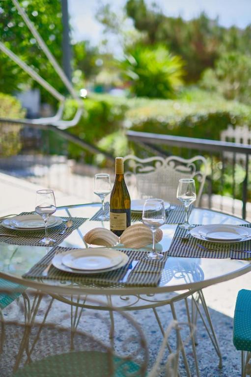 Elegant family apartment with marvelous garden, Athen