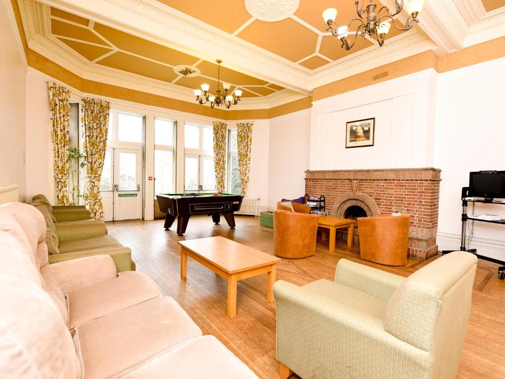 Shared lounge/TV area, YHA Haworth in Bradford
