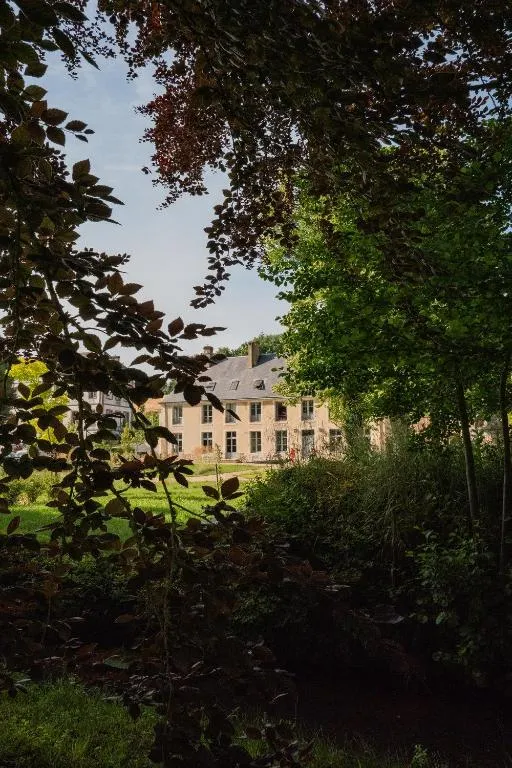 Hôtel les Prés, hotel in Saint-Hilaire-le-Châtel