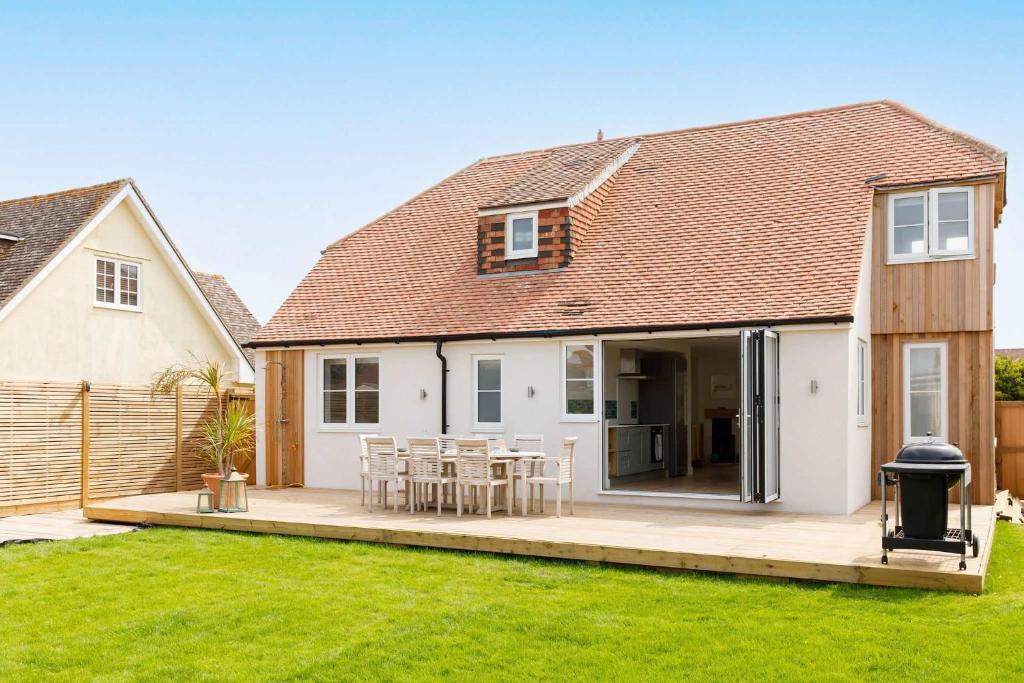 Mariners: Stylish Beachside Getaway with Sea Views, East Wittering