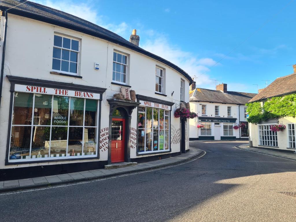 West Street Views - Flat 2, Wimborne Minster
