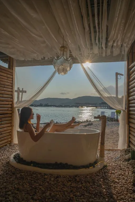 Bamboo Beachfront Koh Larn Island，位于Ko Sak的酒店