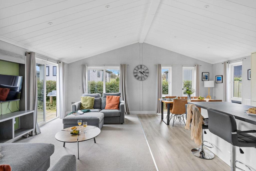 Clover Lodge, 32 Roadford Lake Lodges, Lifton, Lifton