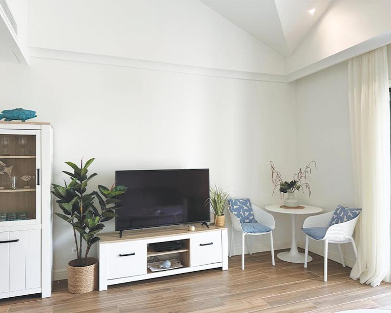 Contemporary Studio Apartment - Lustica Centrale - 2