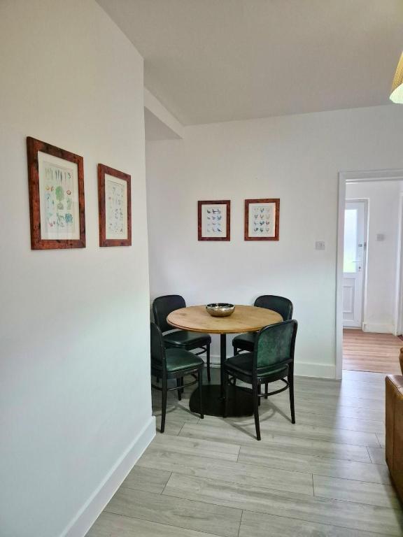 Ground floor apartment close to the train station and town centre - By ShireStays, Bicester