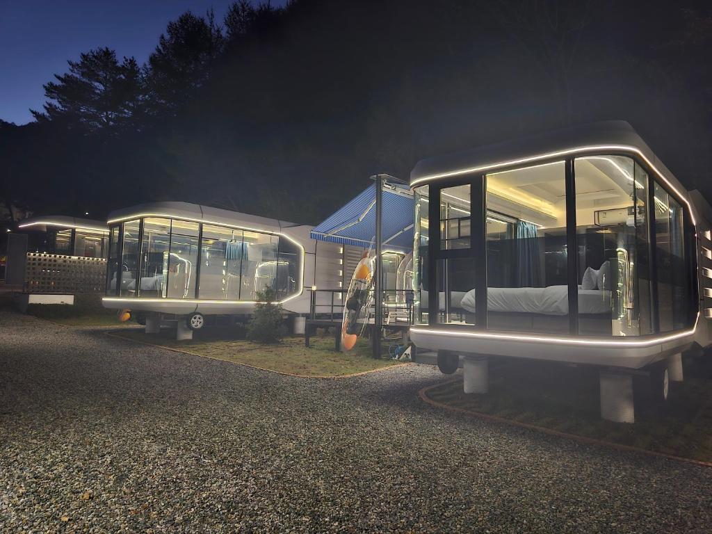 갤럭시엑스 호텔형 카라반 글램핑 & 펜션 (Galaxy-X Hotel-type Caravan Glamping & Pension)