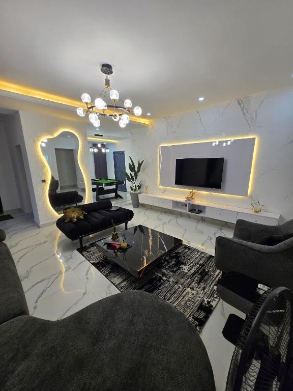 Nestshield Apartments, Abudža