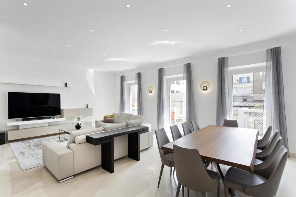 REF 1208 - Cannes - 5mins to Palais des Festivals - 2