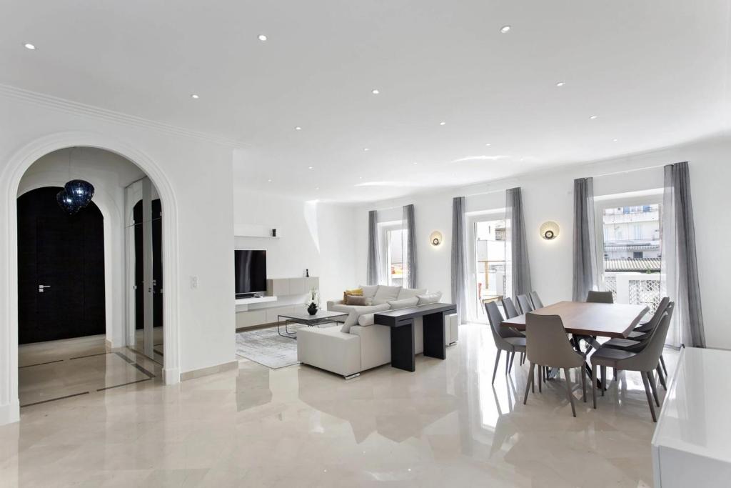 REF 1208 - Cannes - 5mins to Palais des Festivals - 5