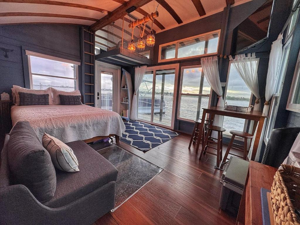 The Burrow-a floating cabin, Grant Farm Island