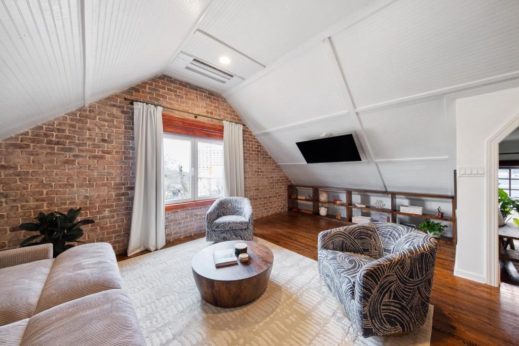 The Hidden Hideaway on College, Macon