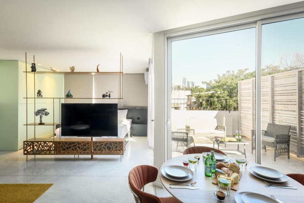 Modern Studio Apt with Balcony by Sea N Rent, Tel Aviv