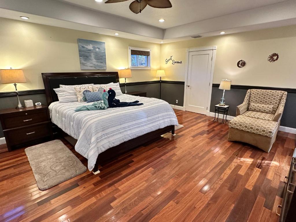 Spaces Sunny Oasis 4BR Retreat with 2 King Beds, Amazing Pool, near South Florida Beaches 전경