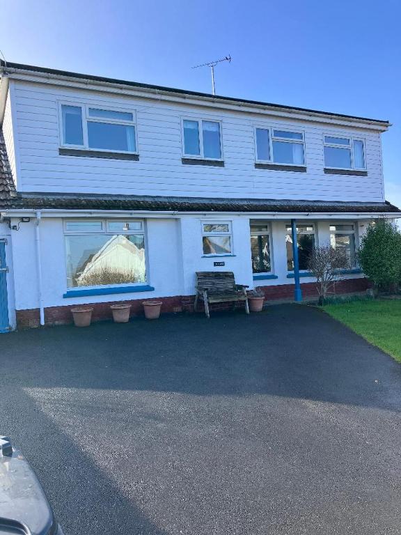 Dog-friendly family house with enclosed garden at Yelland near Instow, North Devon