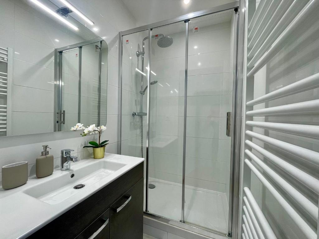 BnGo I Le Spacieux I 3 chambres, 2 salles de bain, 1 toilette, parking privé gratuit, 8 personnes, Vieux Lyon hypercentre - 5
