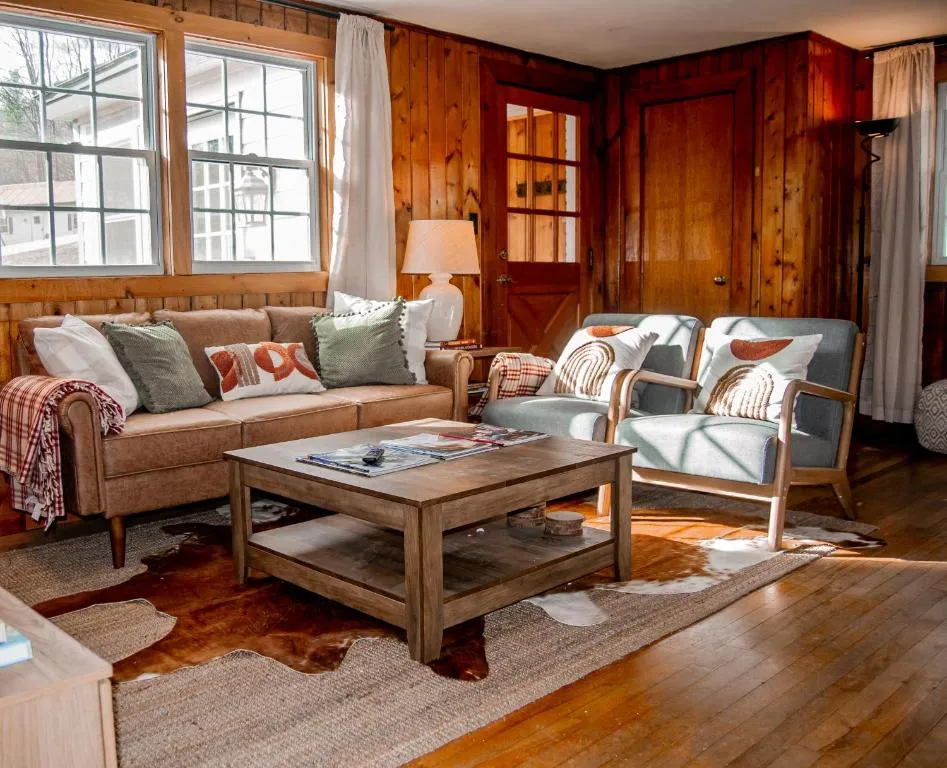 Birch House: Cozy Cabin 5 min from Okemo, hotel in Ludlow