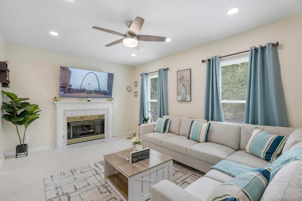 Modern 4BR Retreat with Free Parking in Prime CWE!, Saint Louis