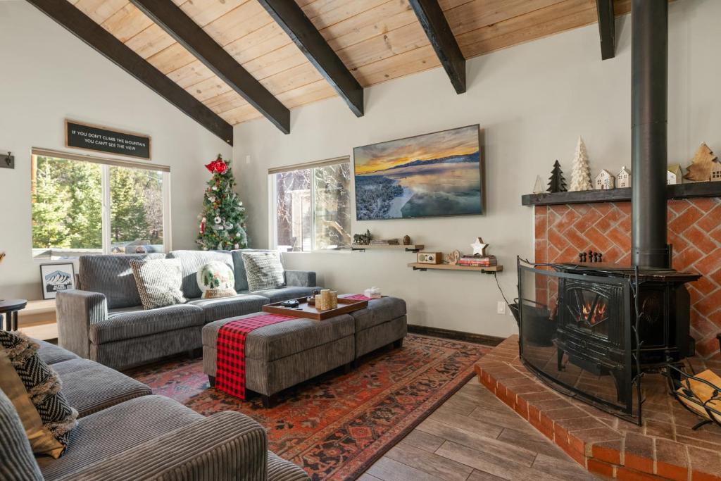 Alpine Retreat - Hot Tub, Deck, Fire Pit, Barbecue, Big Bear Lake