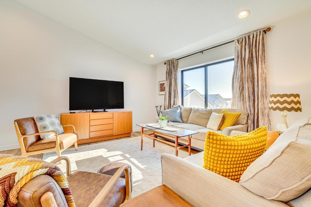 Deck with Forest Views Modern Home in Rochester!, Rochester