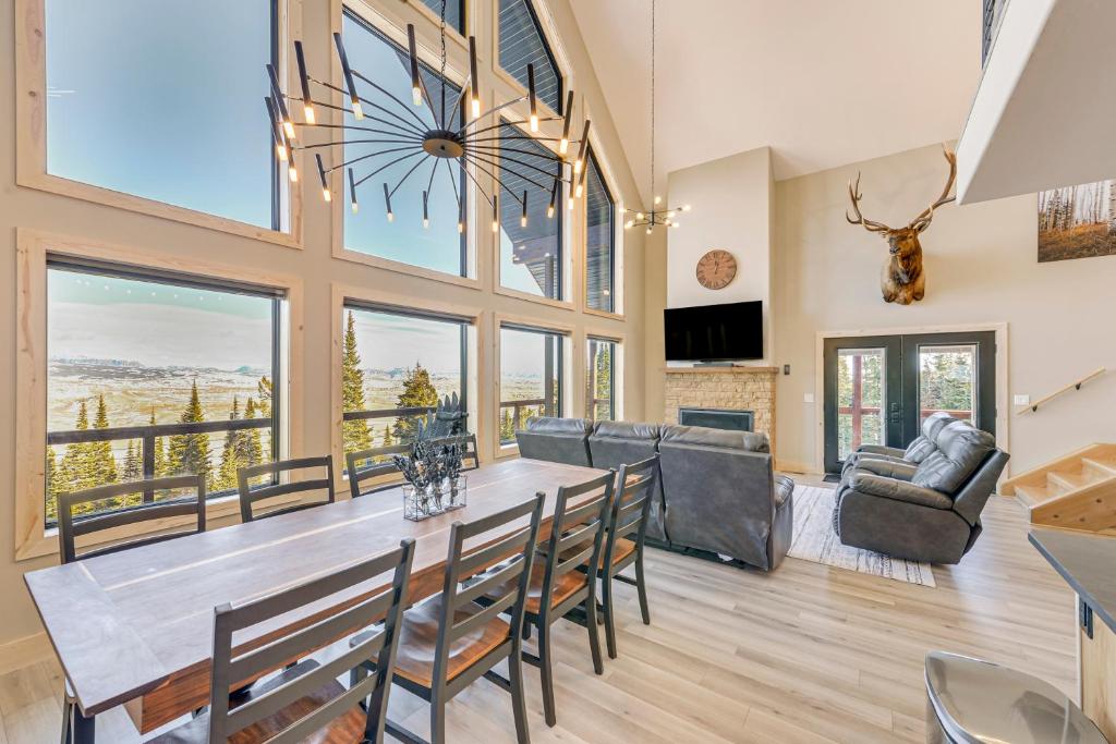 Views, Trails, Hot Tub and More Luxe Wyoming Oasis, Dubois