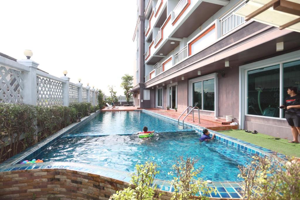 Swimming pool