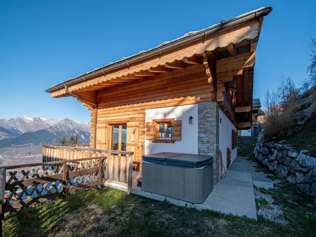 Chalet in Veysonnaz with hot tub, Veysonnaz