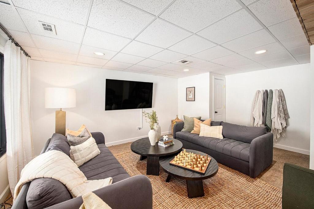 New Beach front 5bd in Sister Lakes with Hot tub, Dowagiac