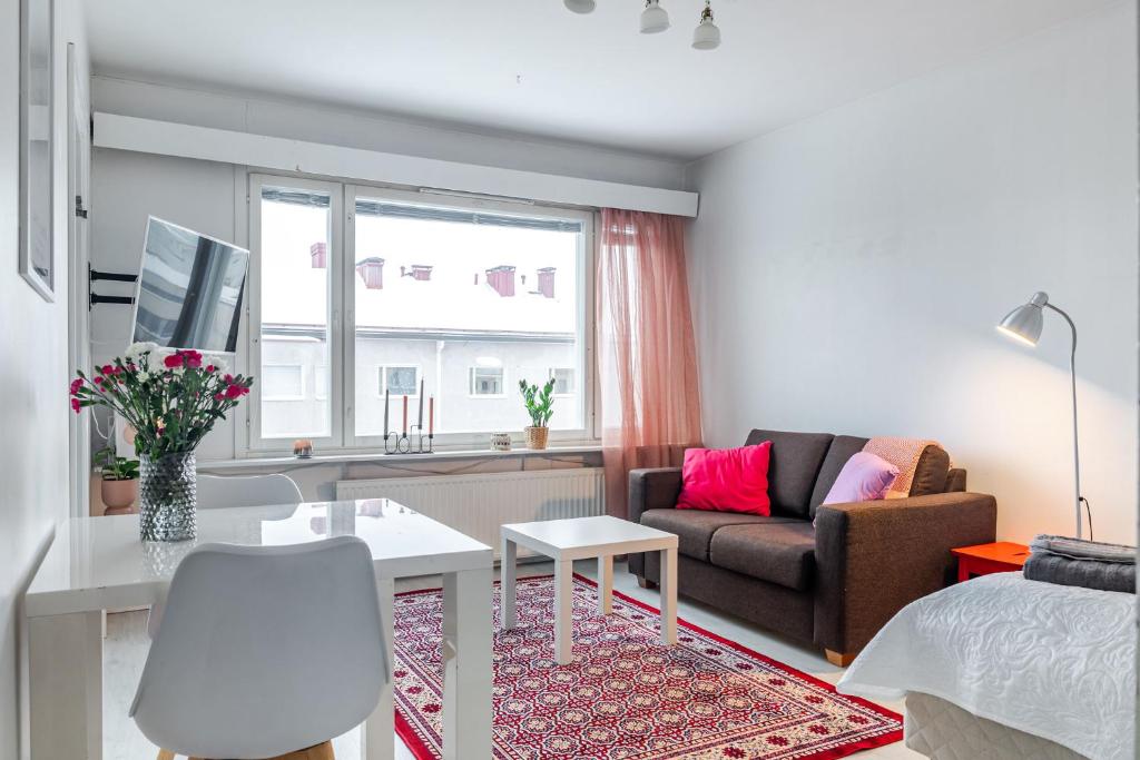 Compact Studio with Balcony next to Railway Station, Lahti