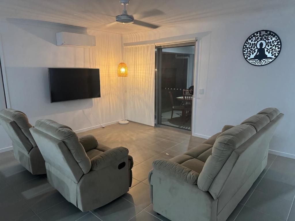 Entire home in ParkRidge 4BedR 2BathR 3LivingR 8PP, Park Ridge