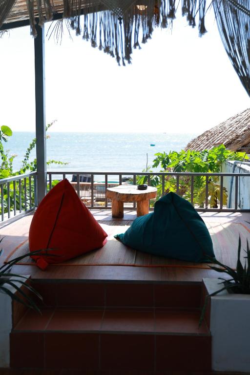 EVA HUT Mui Ne Beach Hostel