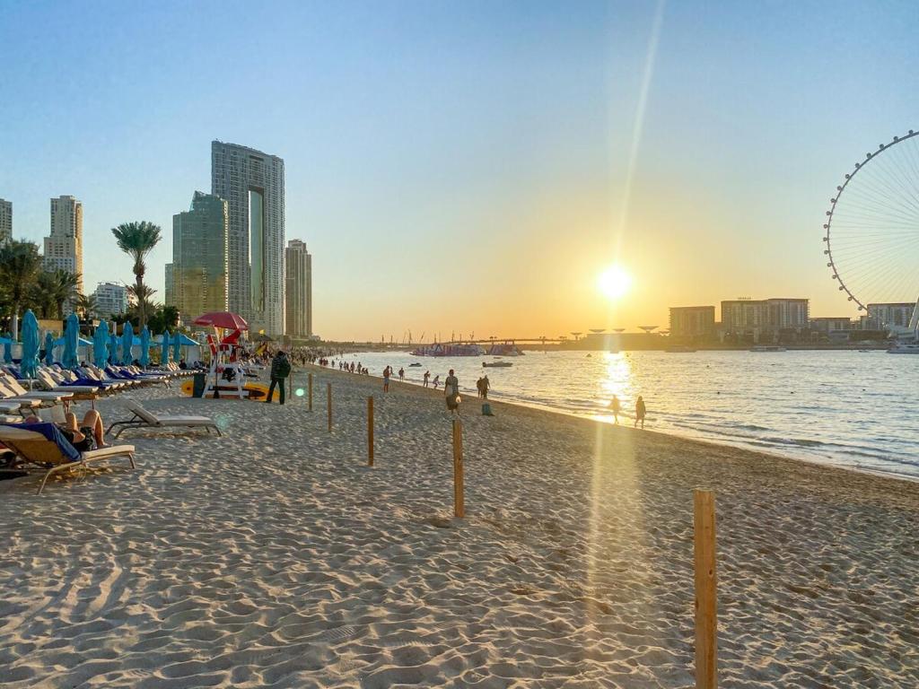 Modern 1BR Apartment Steps from Beach and Dubai Nightlife, Dubaj