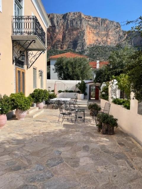 1867 Manor, Leonidio