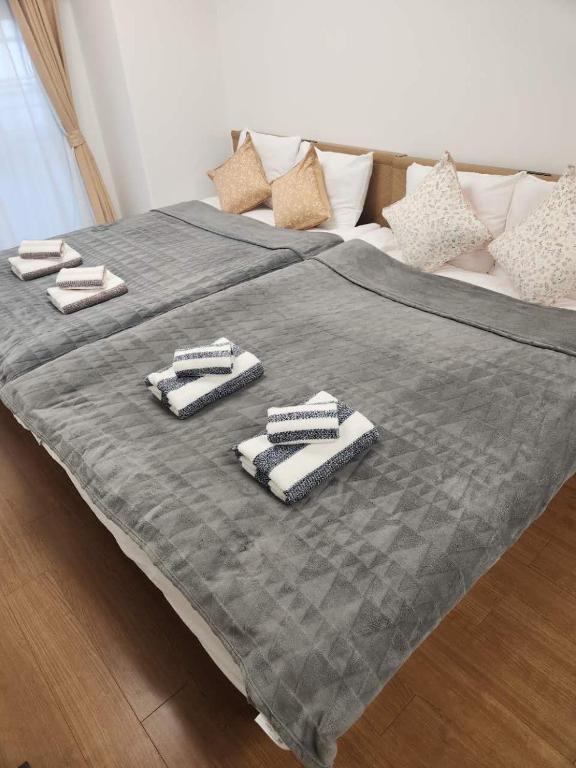 JR Shin-Osaka 2mins, Direct to Kansai Airport 關西空港直達,Shinkansen to Tokyo, Tokyo & Nagoya, Universal Studio 16 mins, Umeda 6 mins, Kyoto 25 mins, Early Check-In, Ósaka