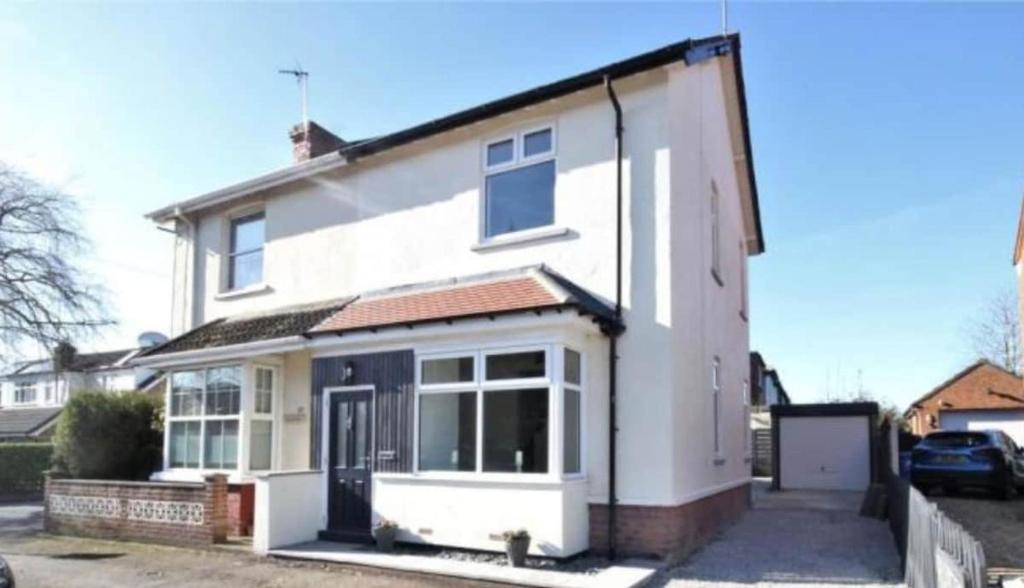 Modern, renovated 3 bed home near railway station, North Ferriby