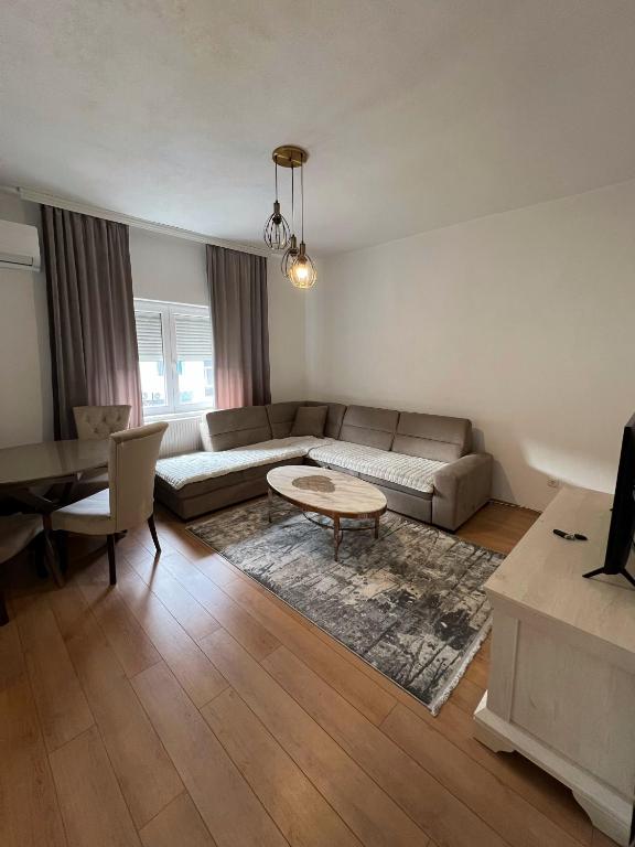 Apartmani sara, Plav