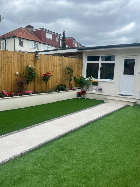 Guest house in london, Edgware