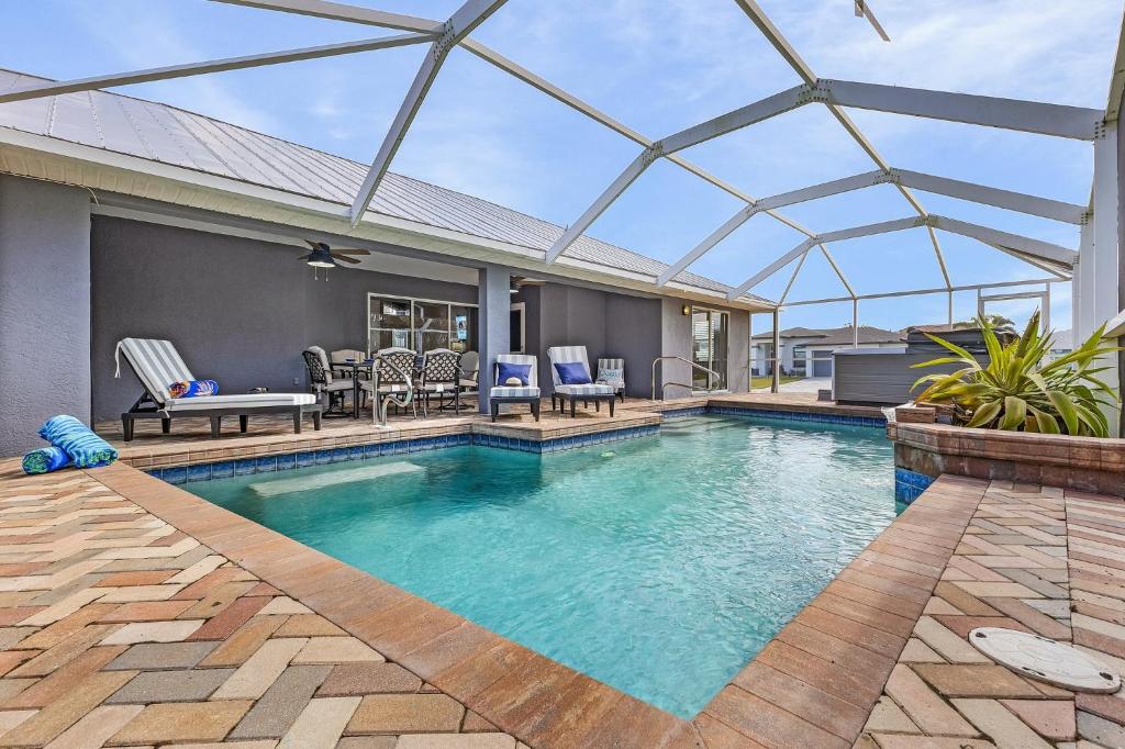 Heated Pool, Hot Tub, Grill, Lanai Dining & More - Villa Simply Blessed - Roelens, Cape Coral