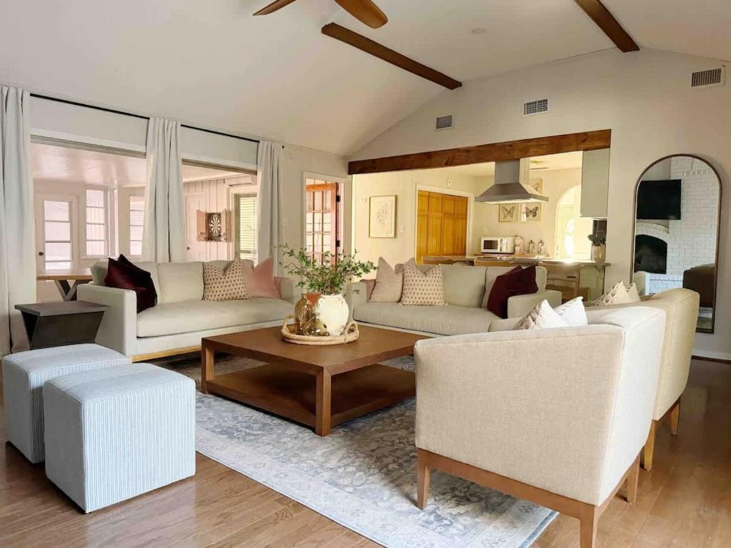 Spacious Family Home w Pool and Game-room Near Downtown and Beach, Savannah