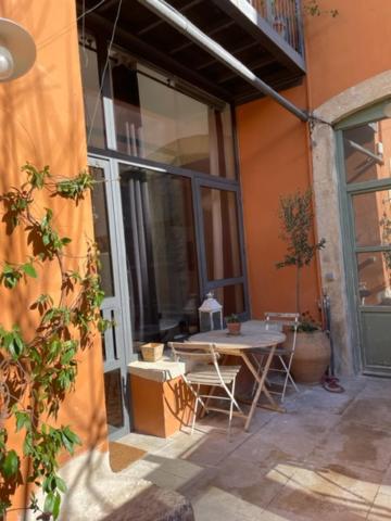 Belle suite au coeur de ville ,petit déjeuner, jardin et bassin - 1