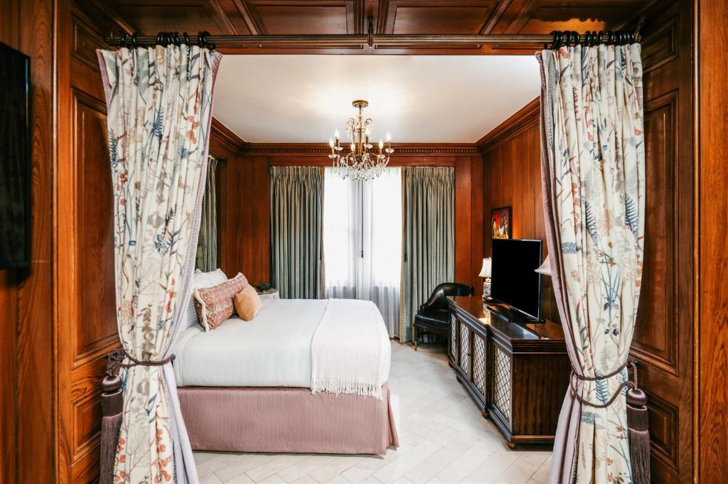 Pontchartrain Hotel St. Charles Avenue