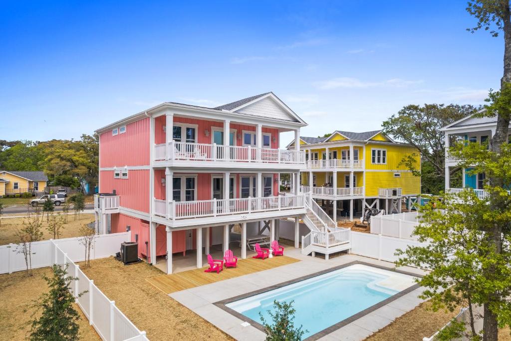 NEW Guava Pineapple, 5 beds 5 baths, Oak Island, private heated pool, custom home, professionally decorated, Oak Island