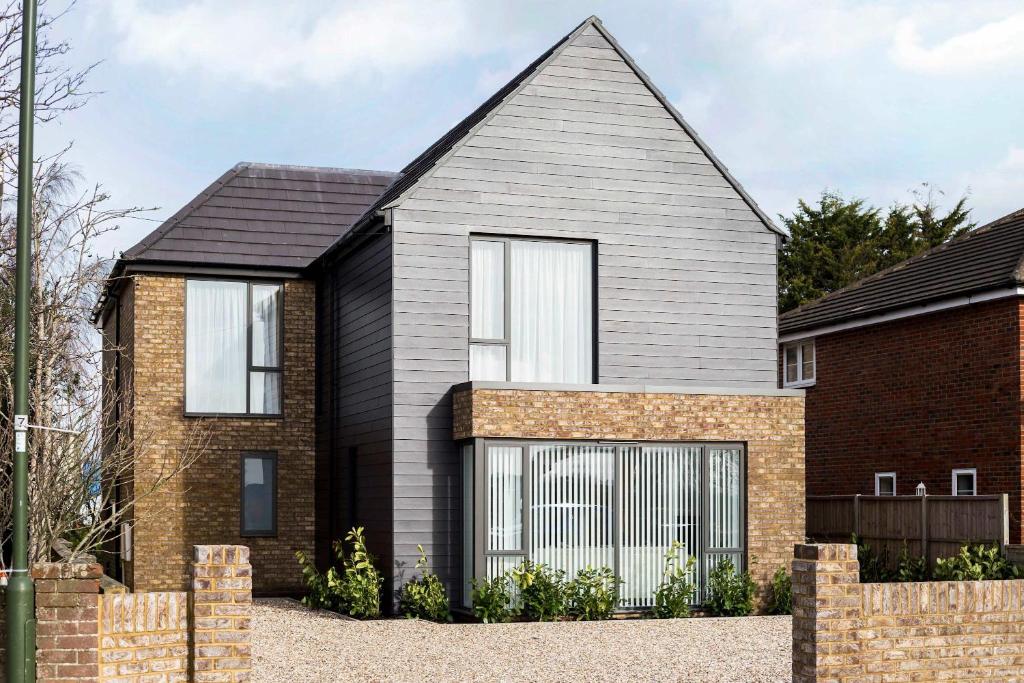 Stylish new home with parking - king beds garden, Chichester