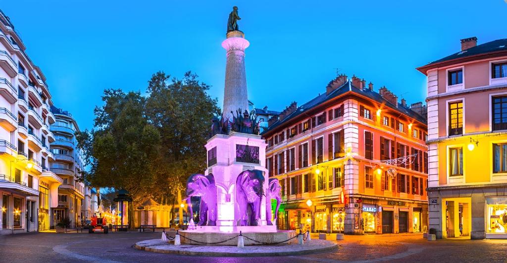 La Voute Chambérienne GRAND T2 61m2 - Vue Montagnes - TV 4K Géante - WIFI-Fibre - Machine à Laver - Lave Vaiselle - Parking - Confort - Spacieux - 5