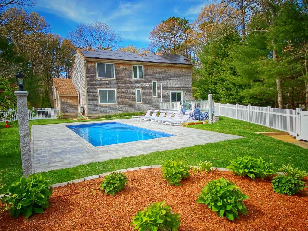 Overlook Poolside Getaway With Seasonal Pool, Falmouth