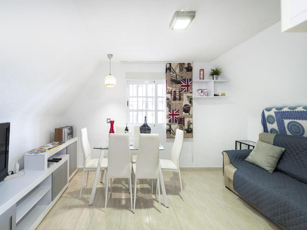 Sunny Coastal Retreat for 4 - 2