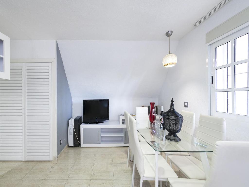 Sunny Coastal Retreat for 4 - 5