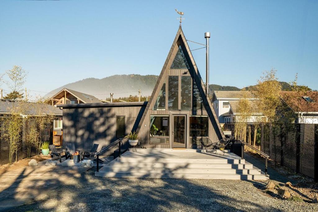 Shadow Peak A-frame by Oregon Coast Modern, Manzanita