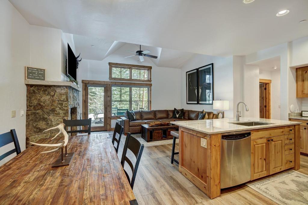 Updated, Modern Townhome with Private Garage condo, Breckenridge