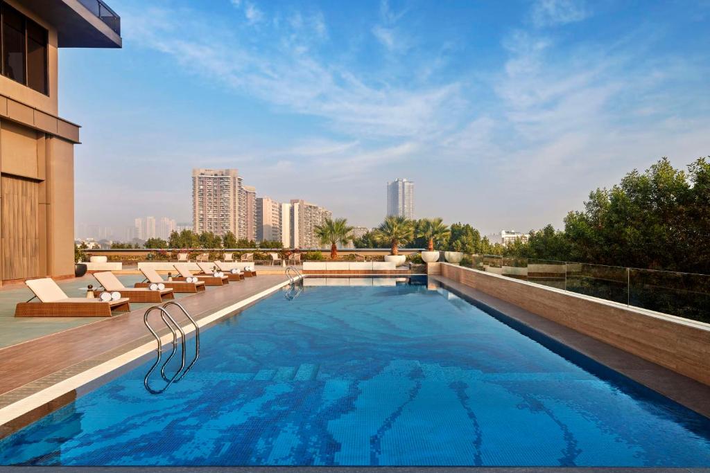 Hilton Gurugram Baani City Centre 전경